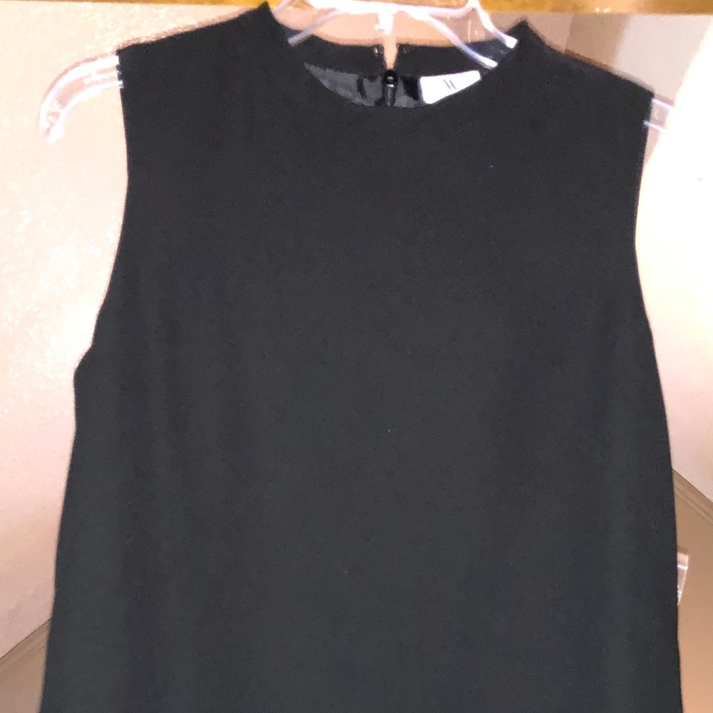 Gorgeous sleeveless black dress